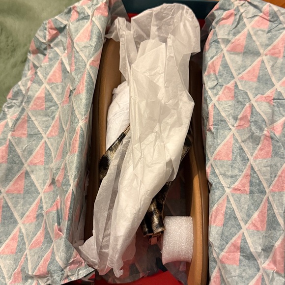 New in box AEROSOLES Leopard Print Flip Flops - Picture 6 of 8